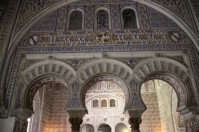 Horseshoe arches and stucco in the Salón de Embajadores