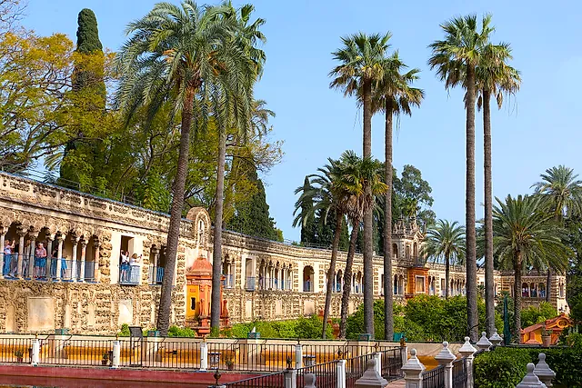The Galería de Grutesco among palms and gardens, under a blue sky