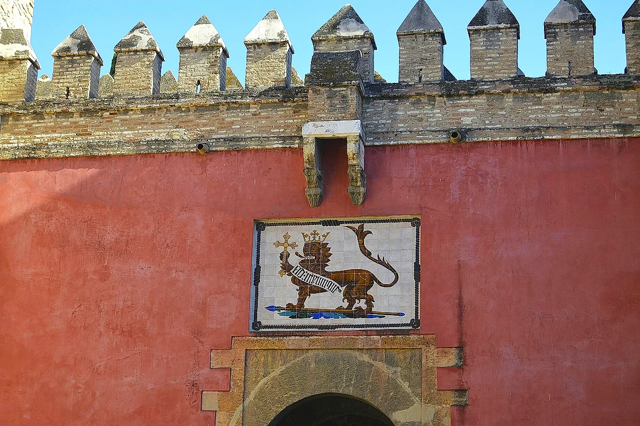 Close-up of the Puerta del León: the tile panel with the lion, and the battlements