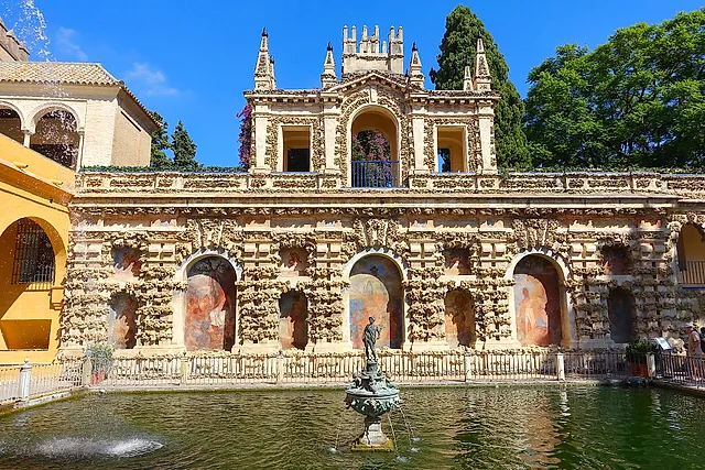 The Estanque de Mercurio with the statue of Mercury and the Galería de Grutesco behind it