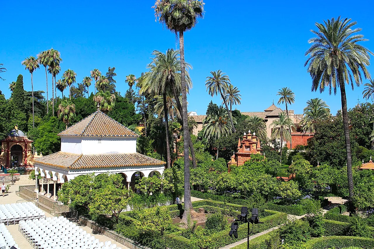 The Pabellón de Carlos V seen from above among the palm trees of the gardens
